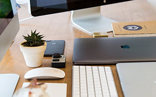 开云下载网址-球迷刚回家就有人公开违规 贴脸喷唾沫还谈防疫？